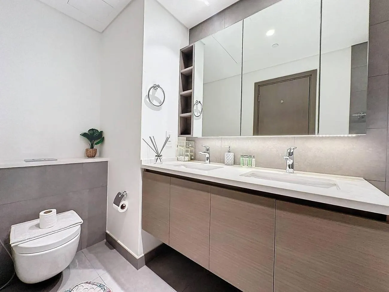 Fam Living - Spacious 3-Bedroom Apartment In Creek Gate With Stunning Views Dubai