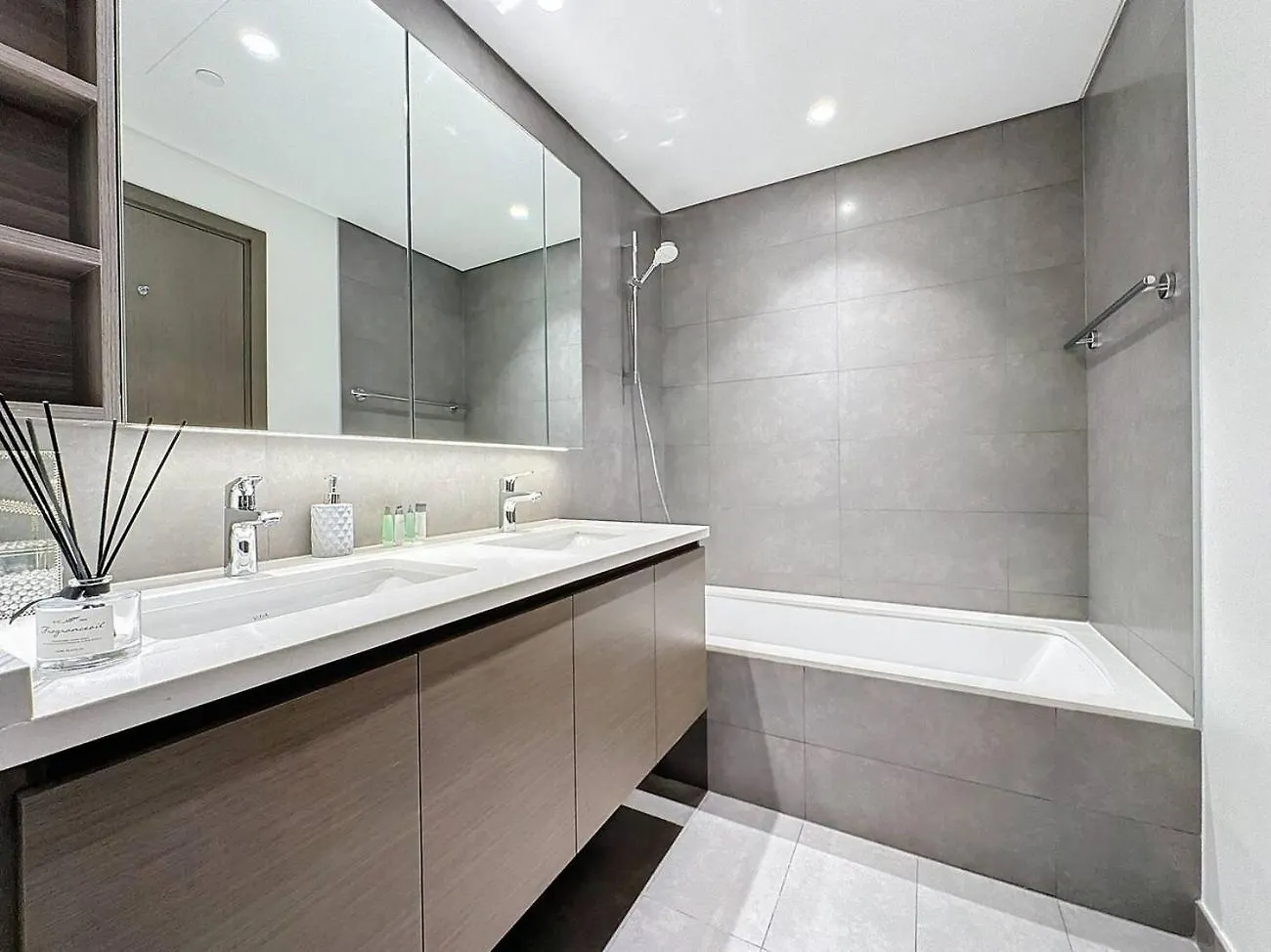 Fam Living - Spacious 3-Bedroom Apartment In Creek Gate With Stunning Views Дубай