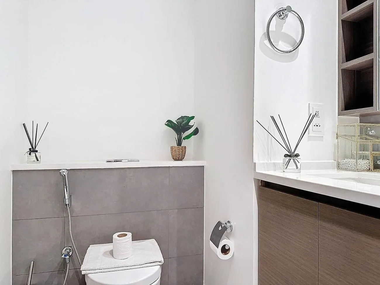 Fam Living - Spacious 3-Bedroom Apartment In Creek Gate With Stunning Views Дубай